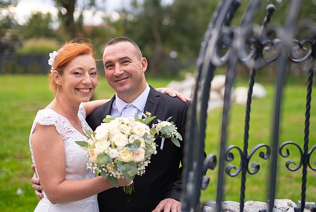 SIGMA sd Quattro - Sigma 24-35mm DG HSM Art Svadobná fotografie z lesa kde mladomanželia kráčaju hore schodami