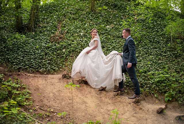 SIGMA 105mm f1,4 DG HSM Art Svadobná fotografie z lesa kde mladomanželia kráčaju hore schodami